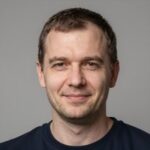 Клиент Игорь Петров после приобретения настольного фрезерного станка в компании Электроник Чел